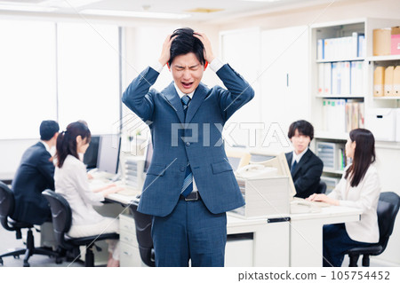 年輕商人在辦公室裡抱著頭 年輕商人在辦公室裡抱著頭 105754452