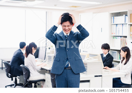 年輕商人在辦公室裡抱著頭 年輕商人在辦公室裡抱著頭 105754455