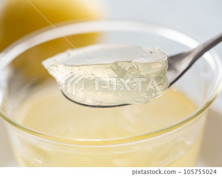 用勺子將檸檬果凍舀入玻璃杯中 105755024