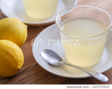 玻璃杯中的檸檬果凍 105755025