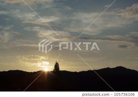 與日出天空的風景照片 105756106