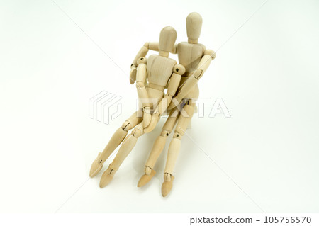 Drawing doll A couple shoulder to shoulder on a bench 105756570