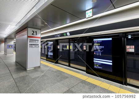 Osaka station Umekita underground platform full screen platform door Osaka station Umekita underground platform full screen platform door 105756992