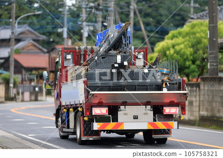 Image of a truck that transports reinforcing bars 105758321