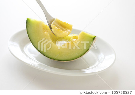 Spoon the melon 105758527