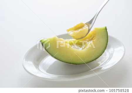 Spoon melon and juice Spoon melon and juice 105758528
