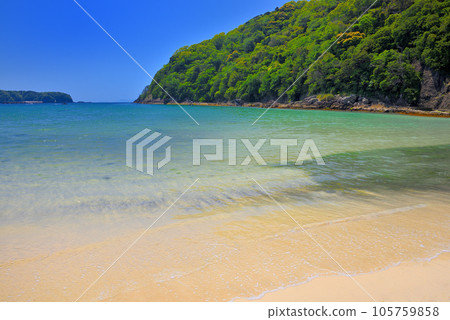 An image of calm waves crashing into the beautiful Nabetahama, which continues to the Izu Peninsula, Minamiizu, and Wakanoura Shimoda City, Shizuoka Prefecture (9) 105759858