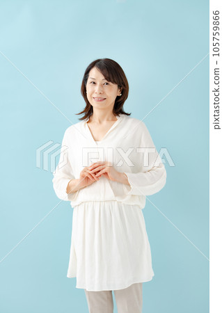 女性肖像微笑 105759866