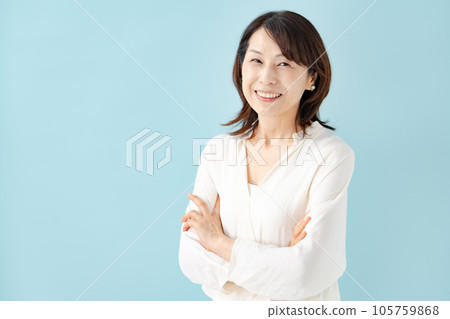 女性肖像微笑 105759868