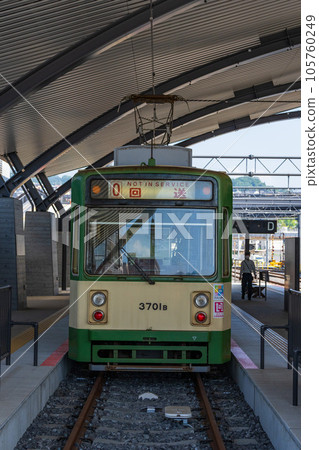 穿過廣島市中心的廣電電車 穿過廣島市中心的廣電電車 105760249