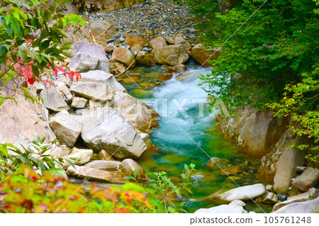 Kakizore Valley with beautiful emerald green water Kakizore Valley with beautiful emerald green water 105761248