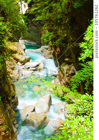 Kakizore 山谷擁有美麗的翠綠海水 105761262