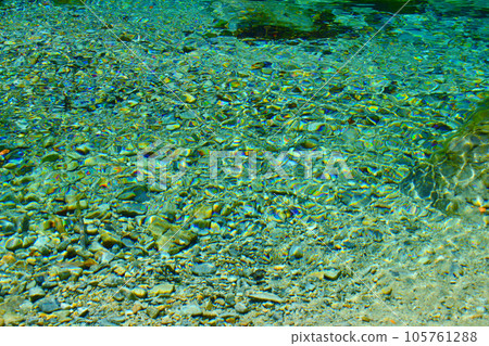 Kakizore 山谷美麗溪流上的水波紋 105761288