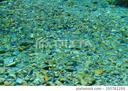 Kakizore 山谷美麗溪流上的水波紋 105761289