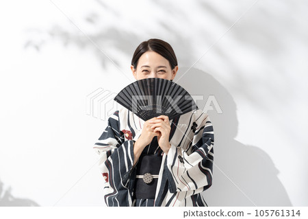 A woman in a yukata, a fan A woman in a yukata, a fan 105761314