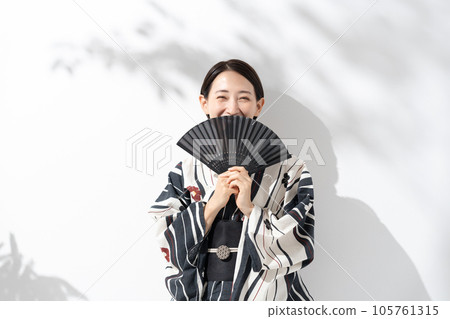 A woman in a yukata, a fan A woman in a yukata, a fan 105761315