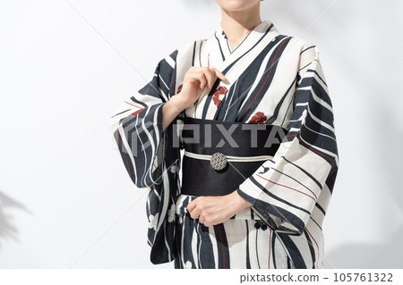 A woman in a yukata 105761322