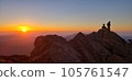 日出峰頂和人影 105761547