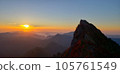 日出和秋葉的山 105761549
