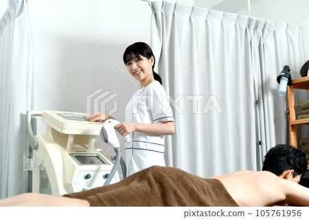 脫毛沙龍治療人員女性和男性患者 脫毛沙龍治療人員女性和男性患者 105761956
