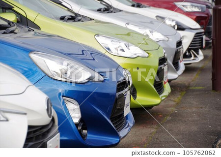 Used car image Cars lined up at dealers Toyota Aqua 105762062