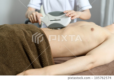 接受腹部脫毛治療的年輕人 105762574