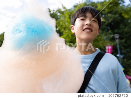cotton candy and children 105762720