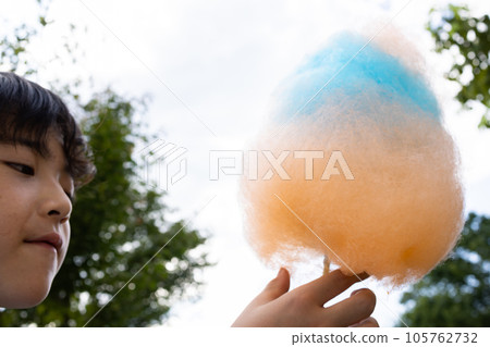 cotton candy and children 105762732