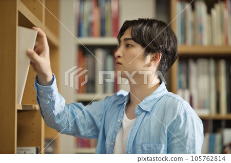 大學生在圖書館學習 105762814