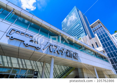 日本東京城市景觀布斯塔新宿和高島屋在新宿站南口的視圖，東京 = 八月 105762866