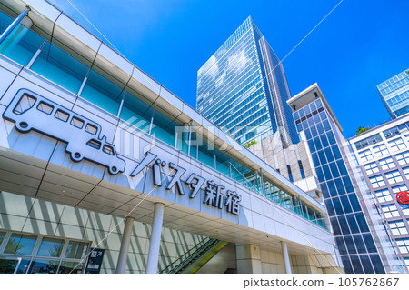 日本東京城市景觀布斯塔新宿和高島屋在新宿站南口的視圖，東京 = 八月 105762867