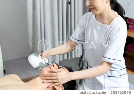 進行鬍鬚脫毛治療的治療師和男性患者 105762979