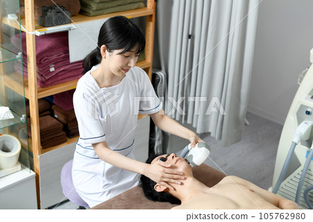 進行鬍鬚脫毛治療的治療師和男性患者 進行鬍鬚脫毛治療的治療師和男性患者 105762980