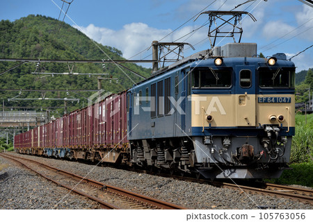 EF641047集裝箱貨運列車在線上運行 105763056