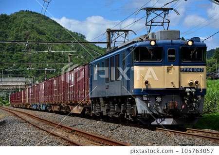 運行在白尾線上的EF641047型集裝箱貨運列車（形像生動） 105763057