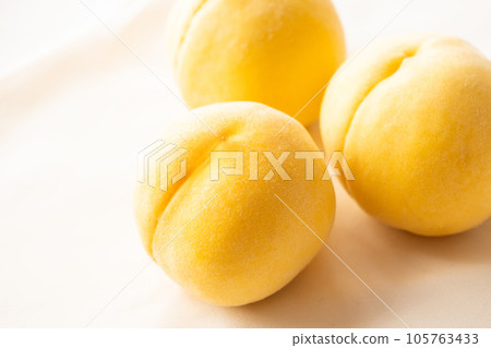 Delicious-looking golden peaches from Yamanashi Prefecture 105763433