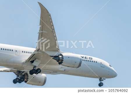 [JAL aircraft ready to land from the sky above Jonanjima Seaside Park] 105764092
