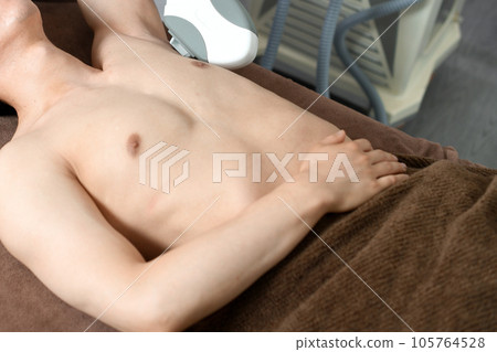 進行腋毛脫毛治療的治療師和男性患者 進行腋毛脫毛治療的治療師和男性患者 105764528