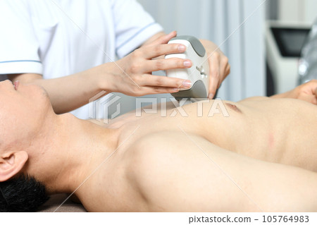 治療師和男性患者進行胸毛去除治療 105764983