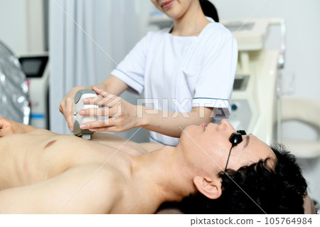 治療師和男性患者進行胸毛去除治療 105764984