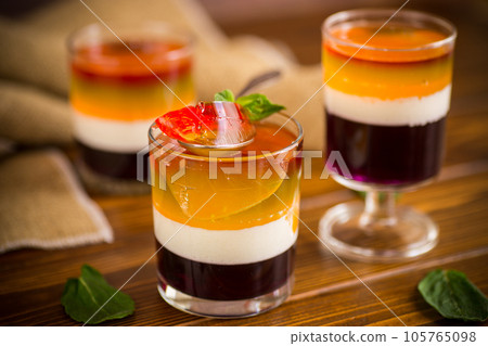 lot of colored sweet fruit jelly in a glass 105765098