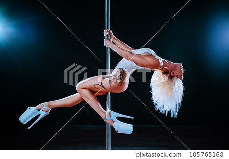 Woman pole dancing 105765168