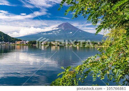 "Yamanashi Prefecture" View of Mt. Fuji and Lake Kawaguchiko in summer 105766861
