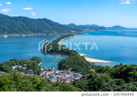 [Kyoto Prefecture] Amanohashidate in fine weather (Landscape of Hiryukan) 105769444