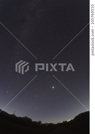 北斗市白州町東方天空升起的木星和金牛座 105769550