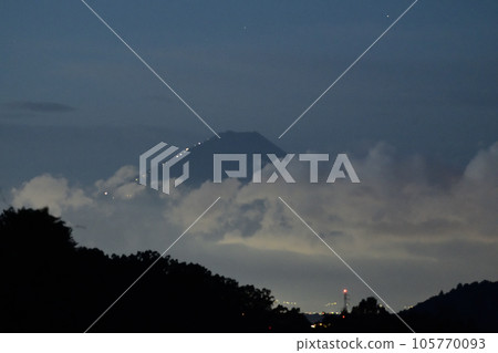 北斗市長坂町，黎明的天空，雲層之上，向富士山山頂前進的光線 105770093