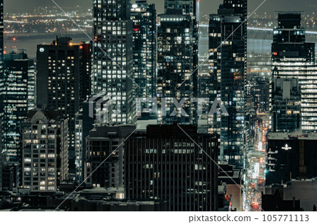 Night view of Montreal (Kondia Ronque) 105771113