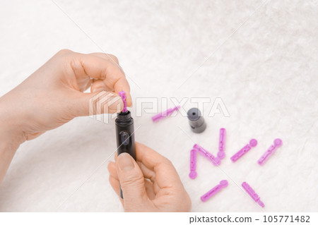 [Diabetes blood sugar level measurement needle] 105771482