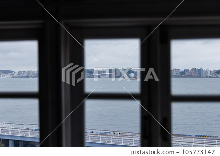 從舊門司海關的窗戶看到的下關街景和關門海峽 105773147