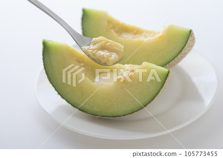 Spooning melon pulp Spooning melon pulp 105773455